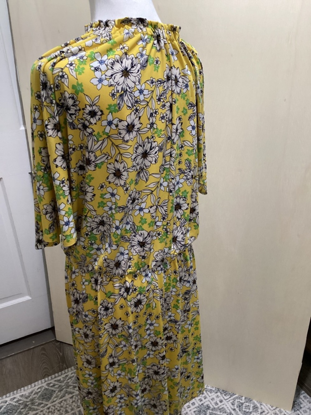 Maggy London Yellow Floral Smocked Mock Neck Midi Dress Sz 14 - Picture 6 of 11